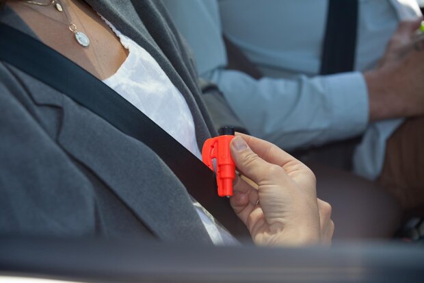 Resqme Car Escape Tool - Seatbelt cutter and window breaker
